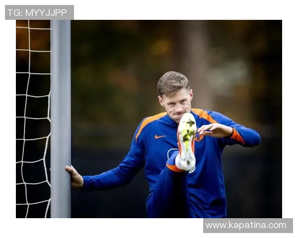 荷兰当家足球球星率队征战欧洲赛场展现橙衣军团无畏斗志